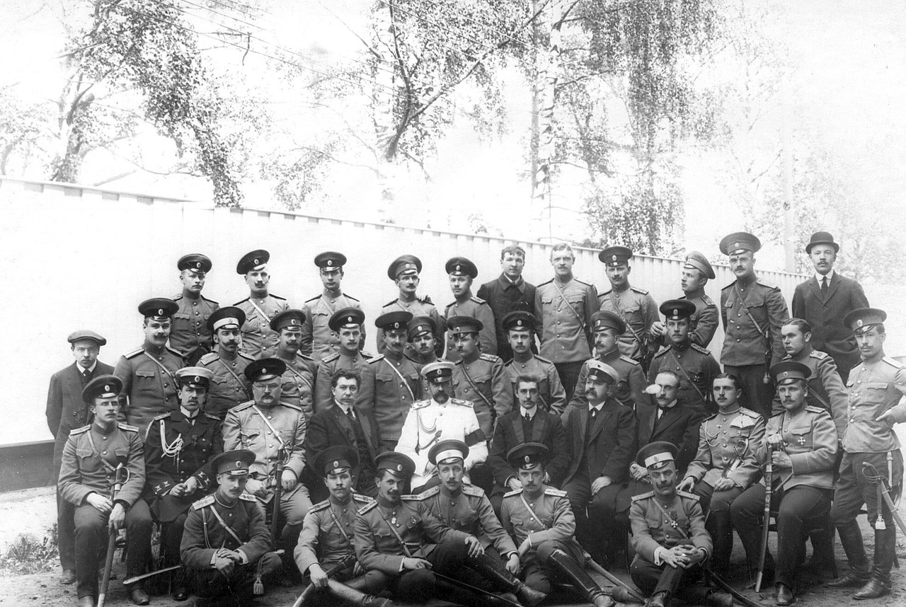 Великий князь Александр Михайлович среди офицеров воздухоплавательной школы