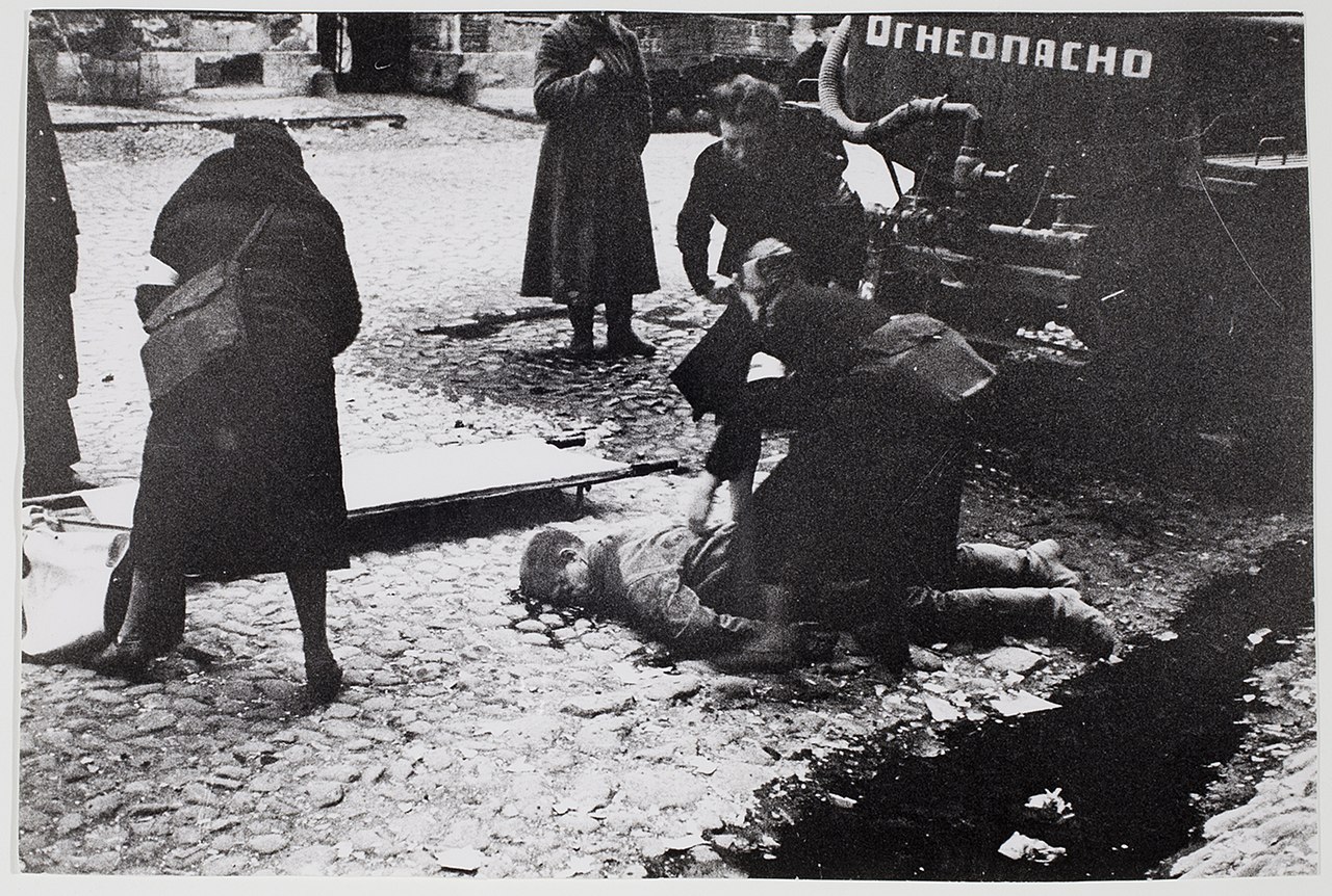 Последствия первого артобстрела города, фото Тарасевича, 10 сентября, 1941 года