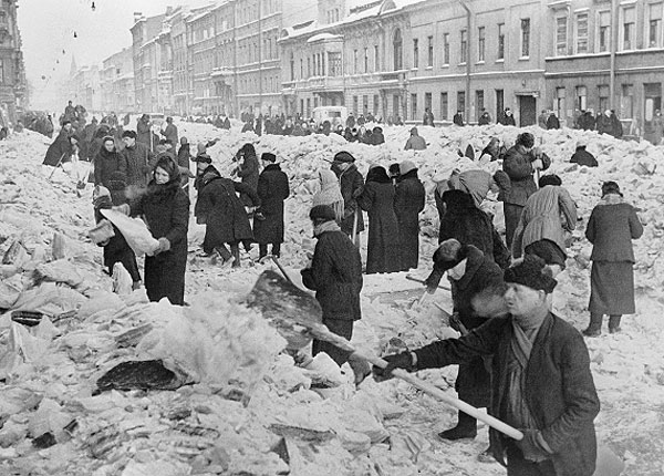 Блокадники расчищают город, 1942 г.