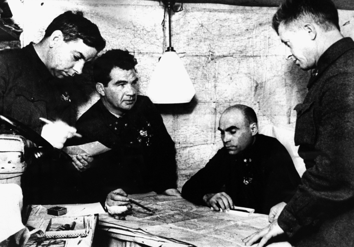 Командование 62-ой армией и её подразделений: Н.И. Крылов, В.И. Чуйков, К.А. Гуров и А.И. Родимцев