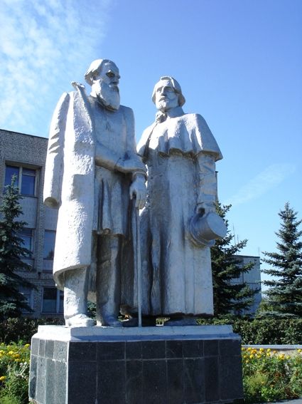 Памятник Толстому и Тургеневу в рабочем посёлке Чернь