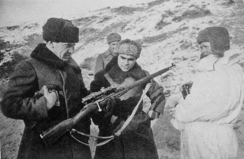 Генерал В.И. Чуйков (слева) рассматривает винтовку В.Г. Зайцева (справа)